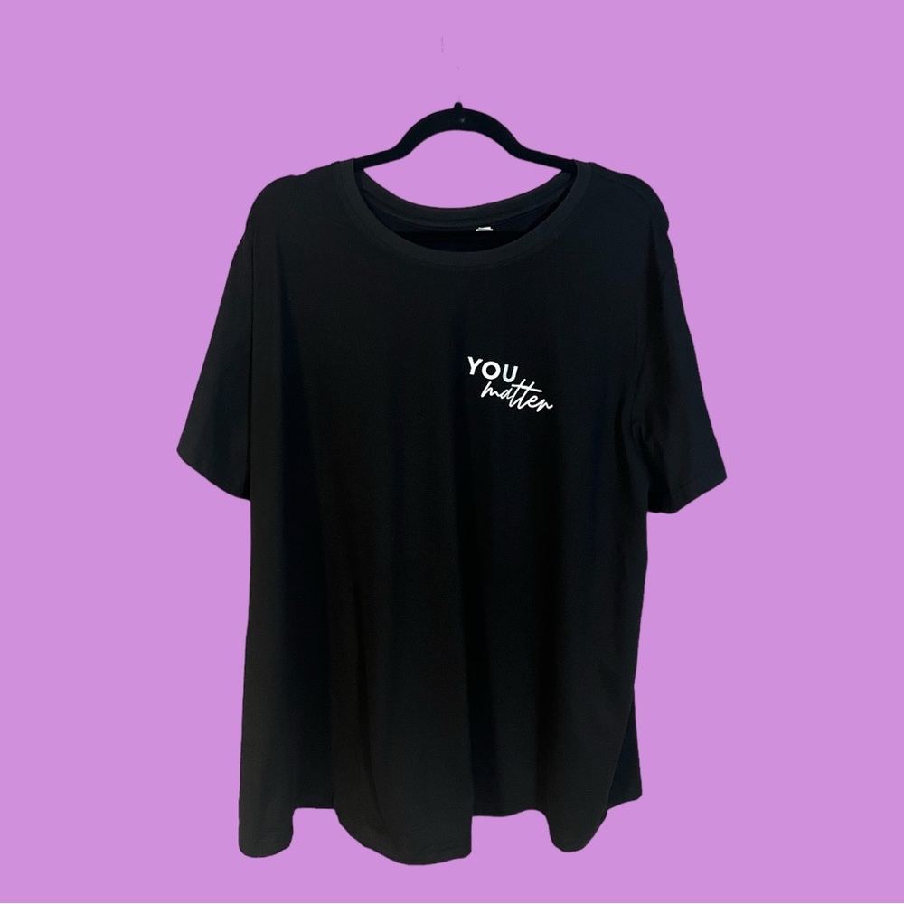 A black and white T-shirt in size 4X